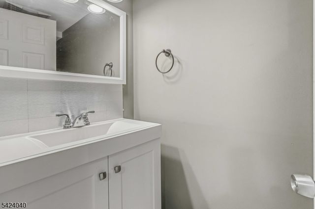 56 Minnisink Rd, Jefferson Twp., NJ 07849