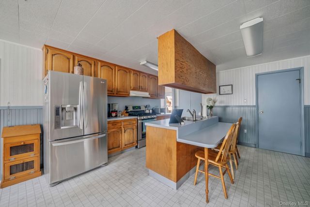 426 N 4th Street, Lindenhurst, NY 11757