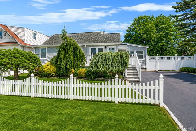 426 N 4th Street, Lindenhurst, NY 11757