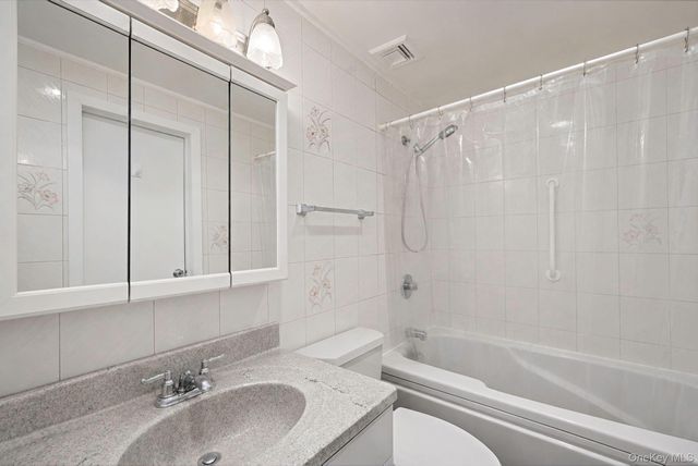 426 N 4th Street, Lindenhurst, NY 11757
