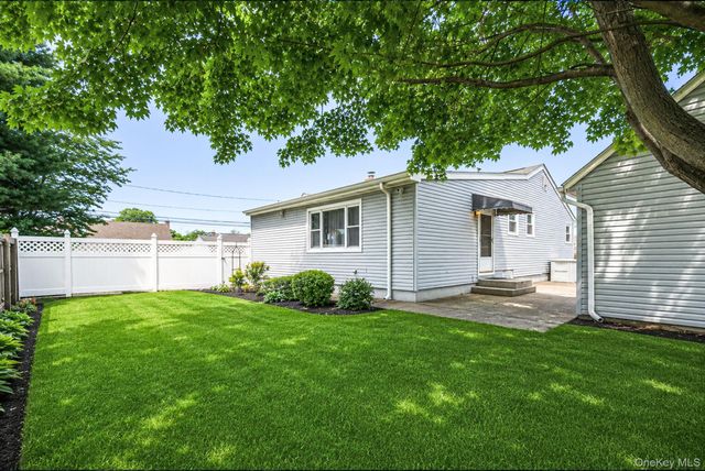 426 N 4th Street, Lindenhurst, NY 11757