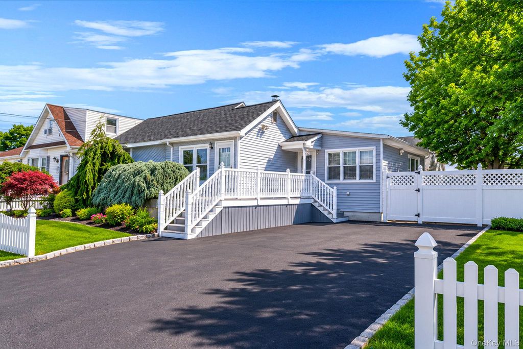 426 N 4th Street, Lindenhurst, NY 11757