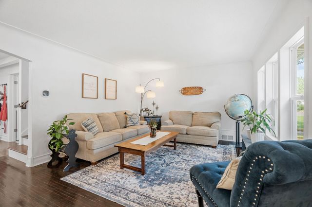 832 Lovell Avenue W, Roseville, MN 55113
