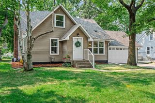 832 Lovell Avenue W, Roseville, MN 55113