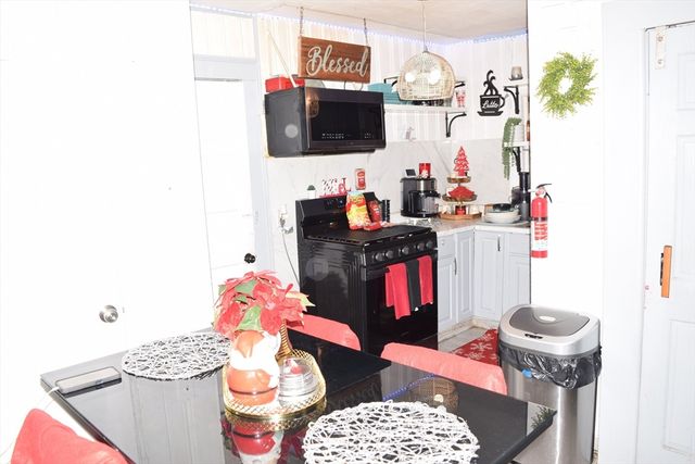 34 Ina St, Springfield, MA 01109