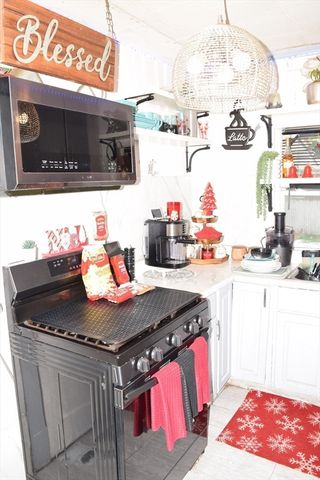 34 Ina St, Springfield, MA 01109