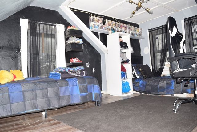 34 Ina St, Springfield, MA 01109