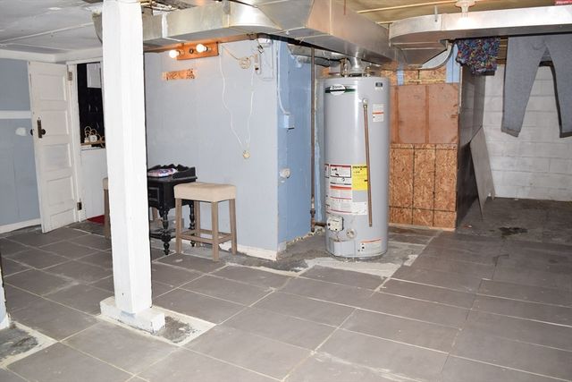 34 Ina St, Springfield, MA 01109