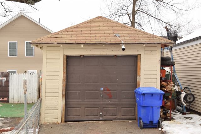 34 Ina St, Springfield, MA 01109