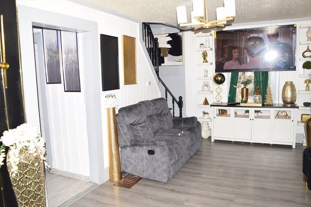 34 Ina St, Springfield, MA 01109