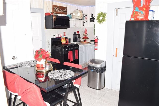 34 Ina St, Springfield, MA 01109