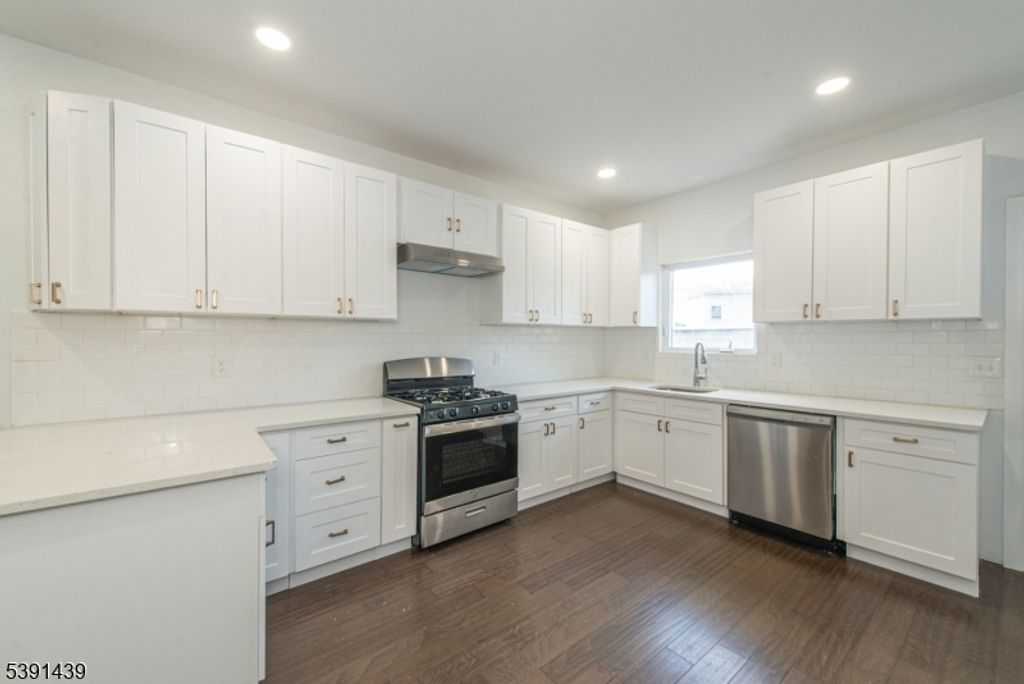 210 Nunda Ave, Jersey City, NJ 07306