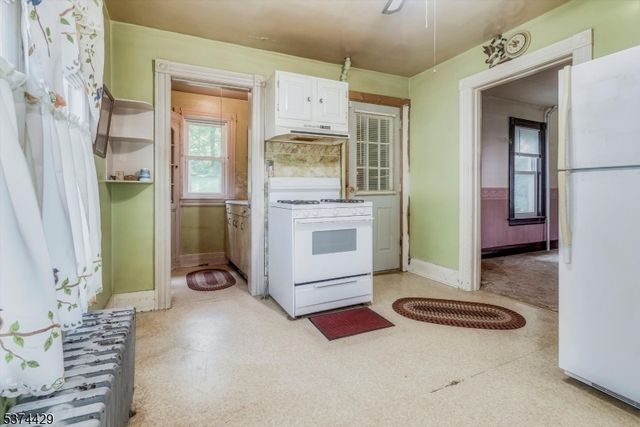 52 Lawnwood Anx, Newton Town, NJ 07860