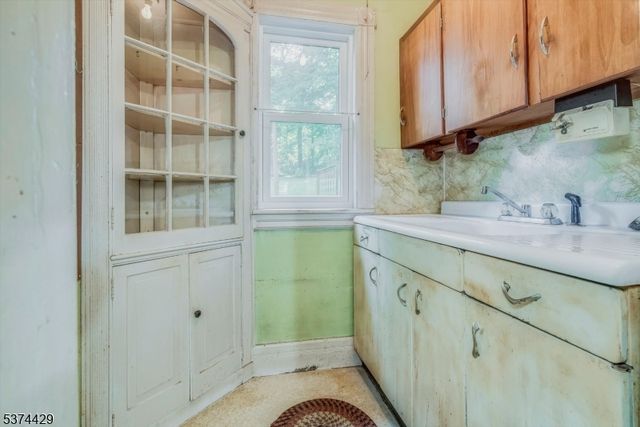 52 Lawnwood Anx, Newton Town, NJ 07860