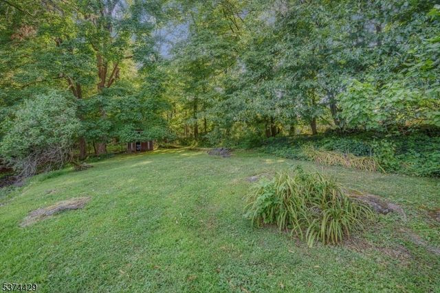 52 Lawnwood Anx, Newton Town, NJ 07860