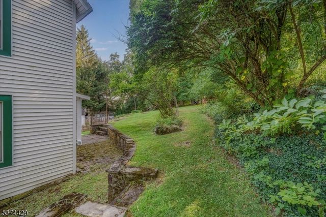 52 Lawnwood Anx, Newton Town, NJ 07860