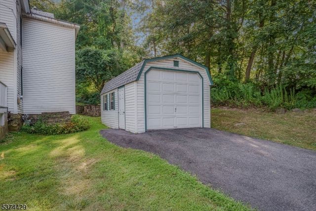 52 Lawnwood Anx, Newton Town, NJ 07860