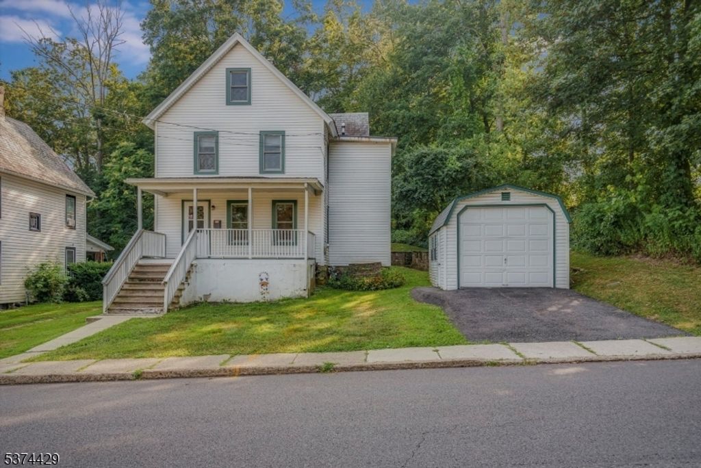 52 Lawnwood Anx, Newton Town, NJ 07860