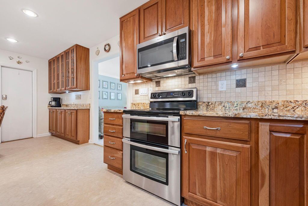 Image 12 of property listing at 15006 NORTHSHIRE PL, Bowie, MD 20716