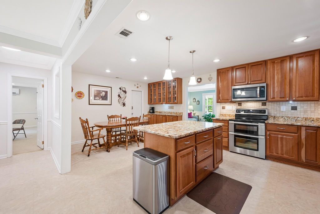 Image 9 of property listing at 15006 NORTHSHIRE PL, Bowie, MD 20716