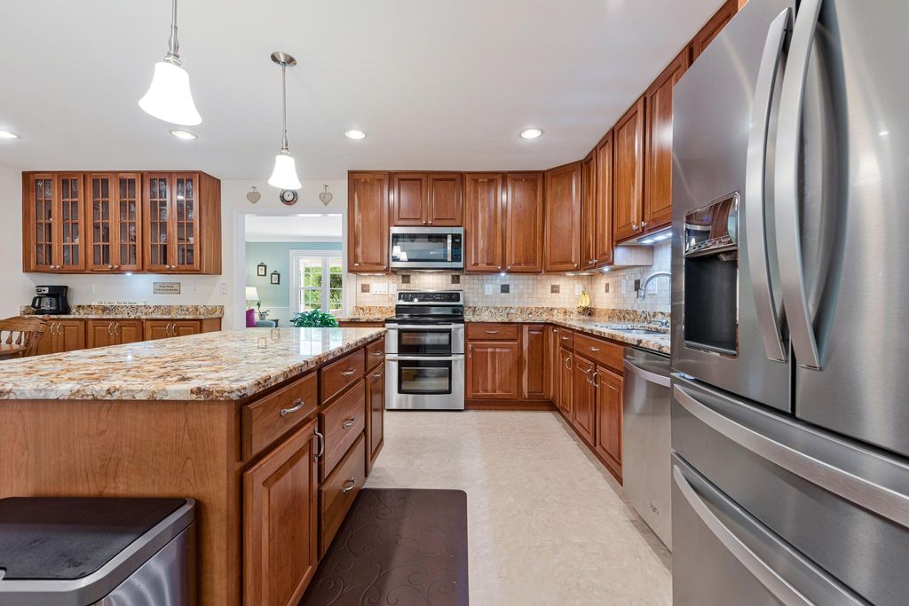 Image 10 of property listing at 15006 NORTHSHIRE PL, Bowie, MD 20716