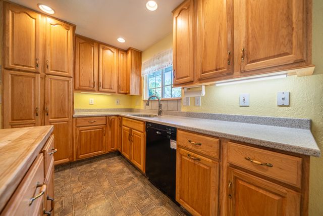 6908 Riata Drive, Redding, CA 96002