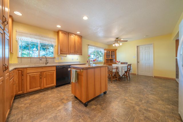 6908 Riata Drive, Redding, CA 96002