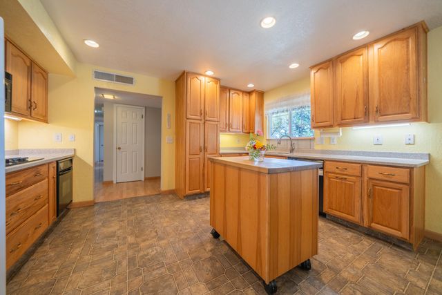 6908 Riata Drive, Redding, CA 96002