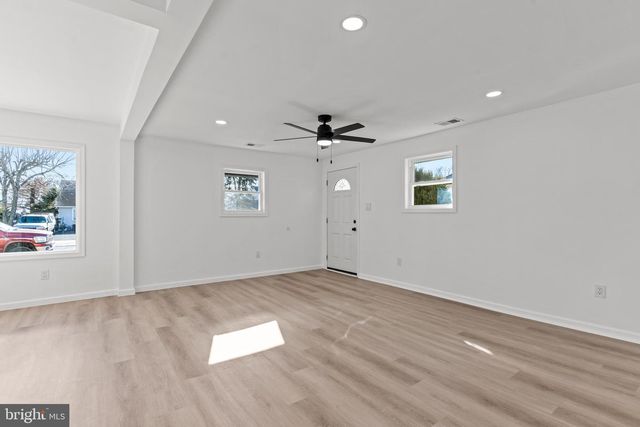 261 NORTHPARK DR, Levittown, PA 19054