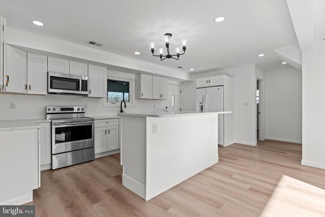 261 NORTHPARK DR, Levittown, PA 19054