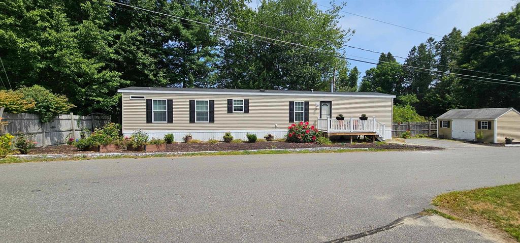 8 Barksdale Avenue, Londonderry, NH 03053