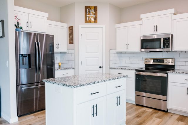887 S Parkside Circle, Nixa, MO 65714