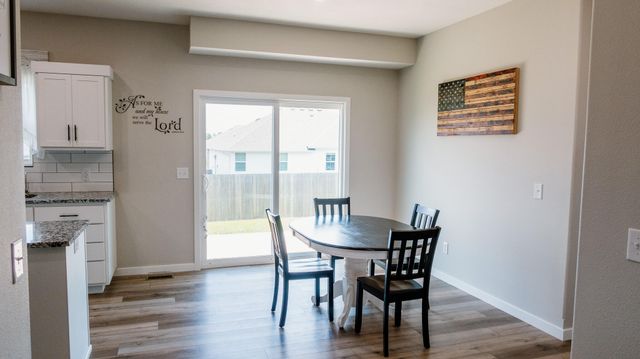 887 S Parkside Circle, Nixa, MO 65714