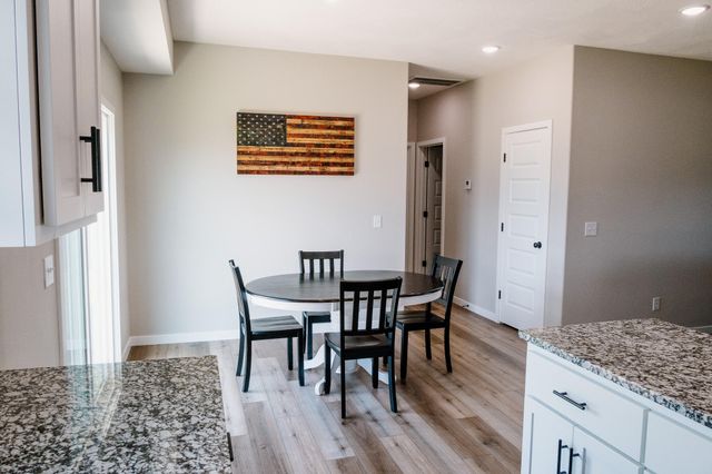 887 S Parkside Circle, Nixa, MO 65714