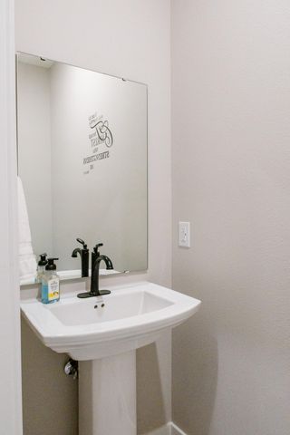 887 S Parkside Circle, Nixa, MO 65714