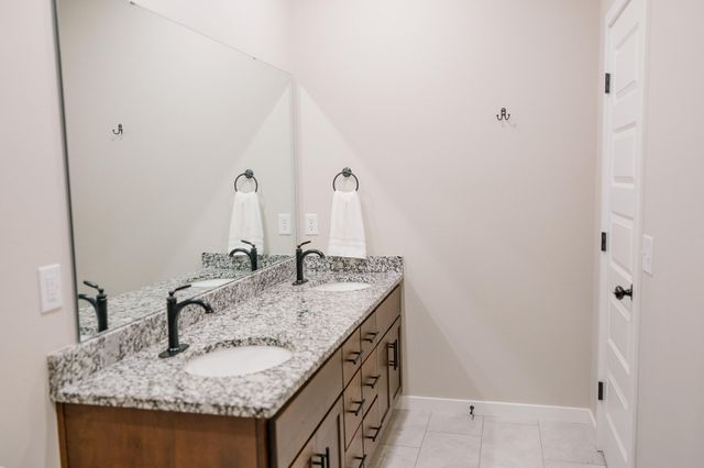887 S Parkside Circle, Nixa, MO 65714