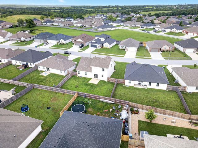 887 S Parkside Circle, Nixa, MO 65714