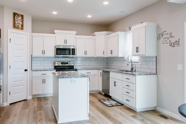 887 S Parkside Circle, Nixa, MO 65714