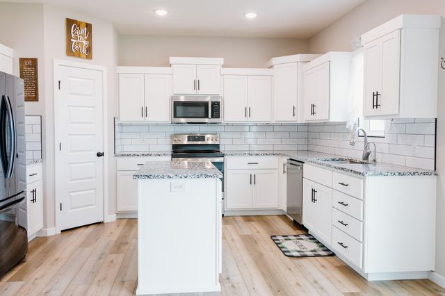 887 S Parkside Circle, Nixa, MO 65714