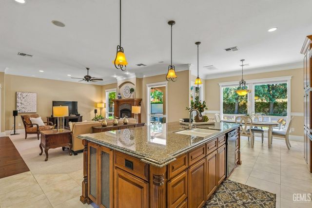 2902 Ragland Court, Bakersfield, CA 93311