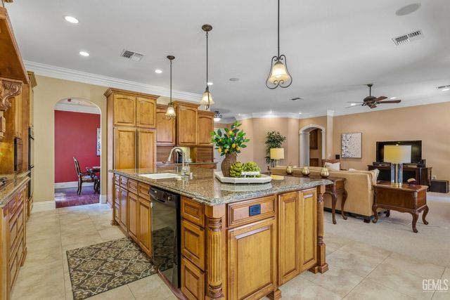 2902 Ragland Court, Bakersfield, CA 93311