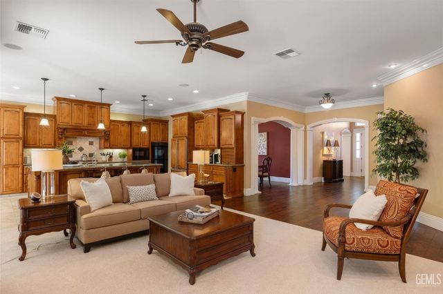 2902 Ragland Court, Bakersfield, CA 93311