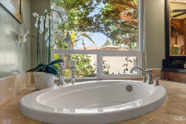 2902 Ragland Court, Bakersfield, CA 93311