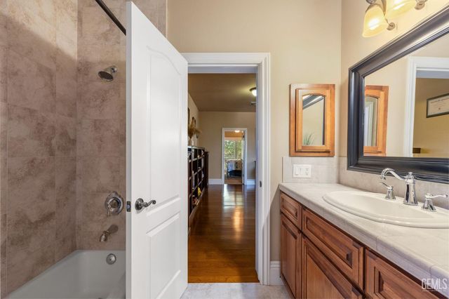 2902 Ragland Court, Bakersfield, CA 93311