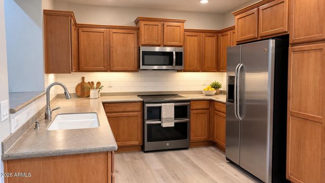1935 W BUSONI Place, Phoenix, AZ 85023
