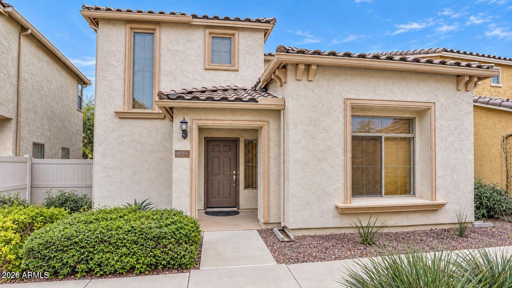1935 W BUSONI Place, Phoenix, AZ 85023