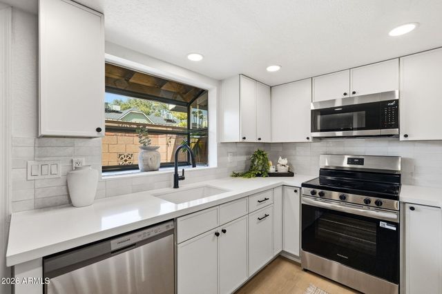 4841 E KACHINA Trail 3, Phoenix, AZ 85044