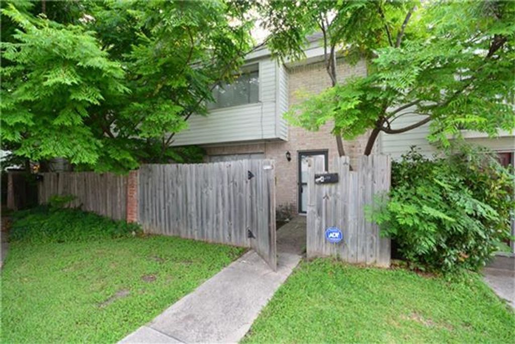 8340 La Roche Lane, Houston, TX 77036