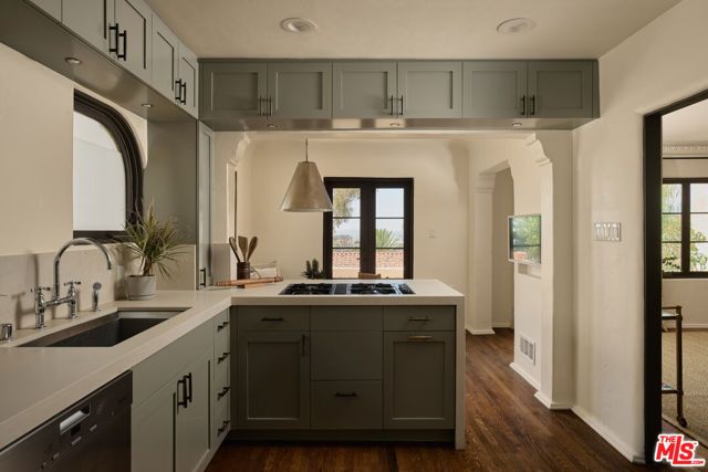 7939 Hillside Avenue, Los Angeles, CA 90046