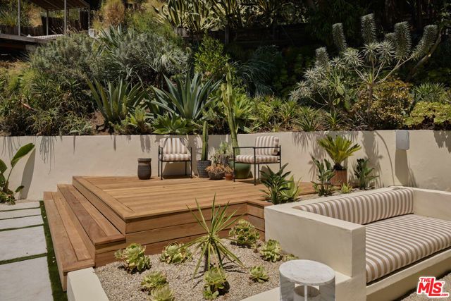 7939 Hillside Avenue, Los Angeles, CA 90046